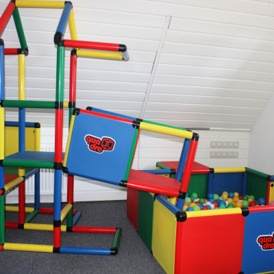 Bällebad mit Kletterturm Bällebad mit Kletterturm