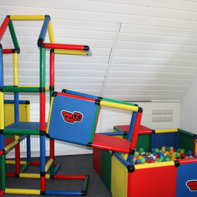Bällebad mit Kletterturm